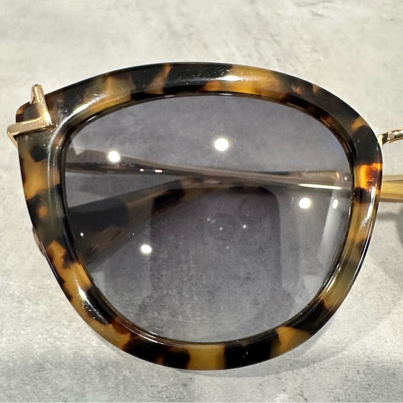 Sonix Melrose Tortoiseshell Sunglasses - Picture 4 of 6